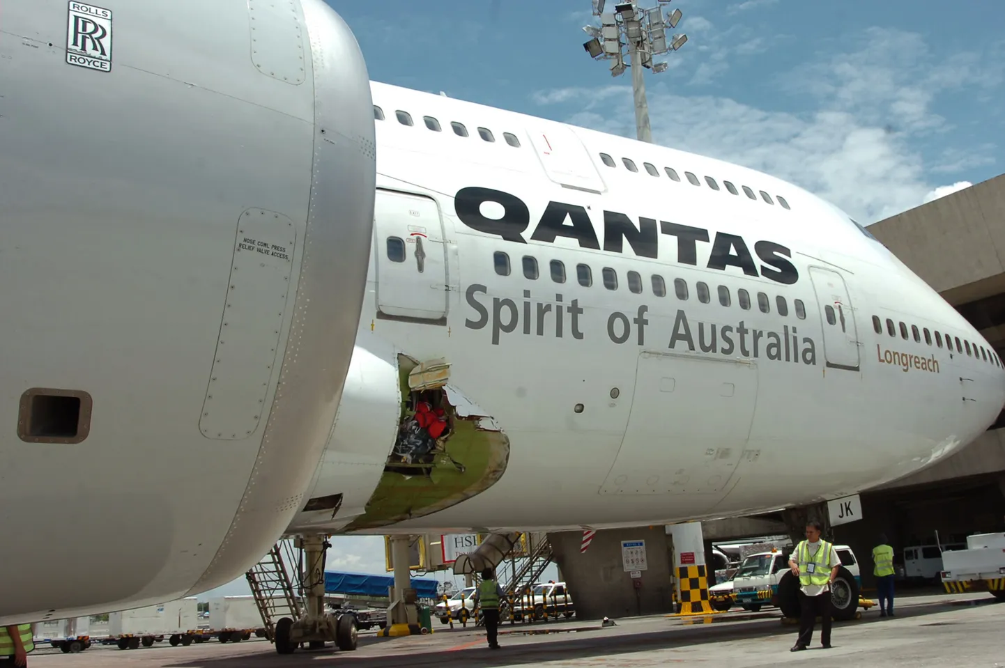 In this photo released by the Media Affairs Division of the Ninoy Aquino International Airport in Manila, luggages can be seen from the damaged right wing fuselage of a Qantas Airways Boeing 747-400 passenger plane following an emergency landing at the Ninoy Aquino International Airport Friday July 25, 2008 in Manila, Philippines. The plane, with 350 passengers and 19 crew,  was enroute to Australia from London when a loud bang punched a hole in the right wing fuselage, passengers said. (AP Photo). (AP Photo/Ninoy Aquino International Airport, Edwin Llobrera) / SCANPIX Code: 436