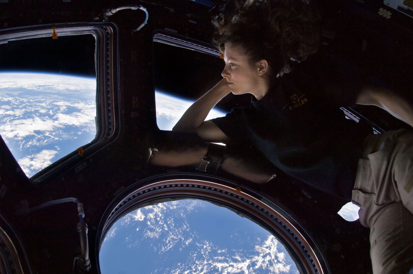 NASA astronaut Tracy Caldwell Dyson vaatleb Maad rahvusvahelise kosmosejaama kuppelmoodulist.