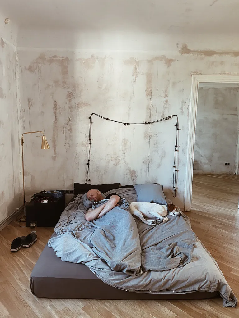 Kristaps un Luna neilgi pēc ievākšanās. "Dzīvojām uz kastēm un gulējām uz matrača."
