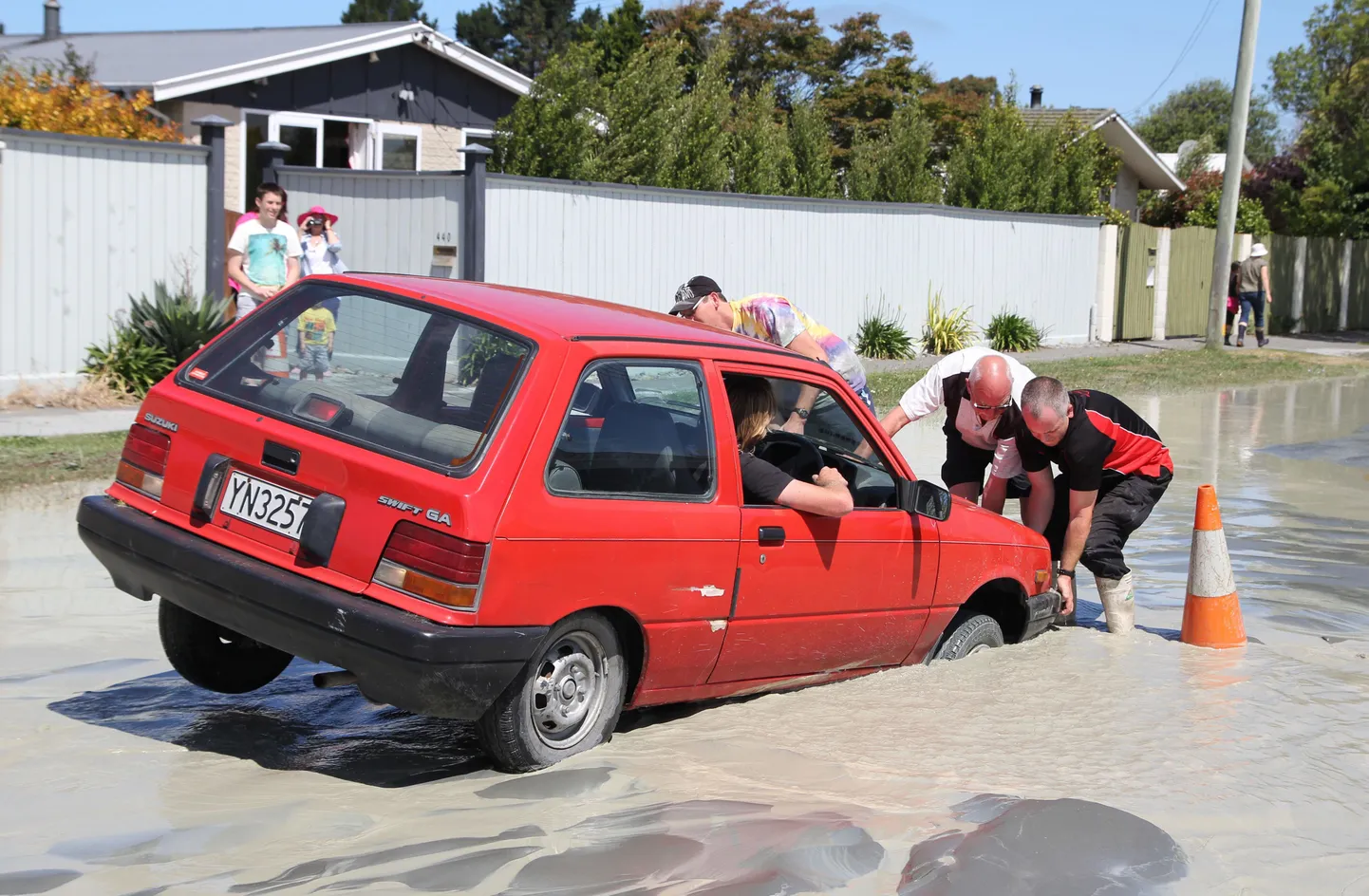 Christchurchi eeslinna Parklandi elanikud trügivad autot välja august, mille tekitas 23. detsembri maavärin.