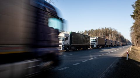 Число грузовых автомобилей, следующих из России в страны Балтии, сократилось втрое