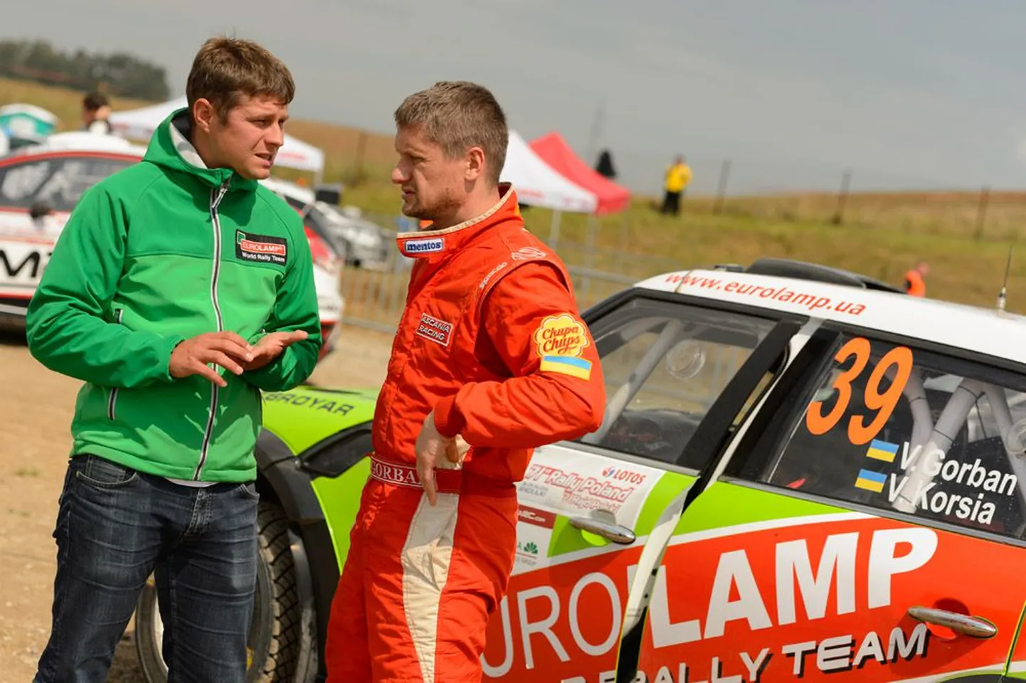 Andrus Laur (vasakul) ja Valeri Gorban arutavad Poola rallil sõidutaktikat.