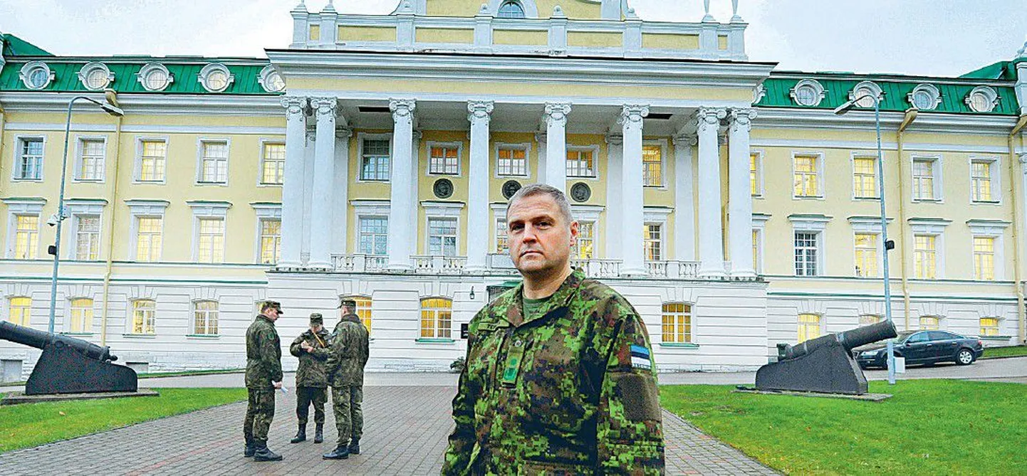 По словам стоящего перед зданием Главного штаба Рихо Терраса, уже в ближайшее время следует подумать об увеличении зарплат военнослужащим и убедить правительство в необходимости этого.