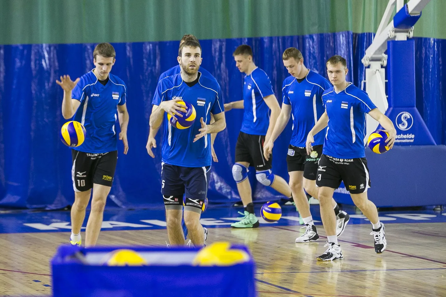 Eesti võrkpalli rahvusmeeskond alustas täna Kalevi Spordihallis uue peatreeneri Gheorghe Cretu juhendamisel ettevalmistuslaagrit, mis kulmineerub mai lõpus peetavate EM-valikmängudega.
