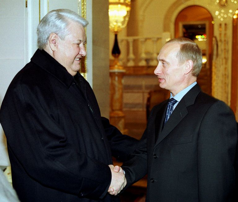 Борис Ельцин пожимает руку премьер-министру Владимиру Путину во время их встречи в Кремле в последний день работы президентом 31 декабря 1999 года. В новогоднюю ночь Ельцин объявил о своей отставке и о том, что исполняющим обязанности президента становится Путин.