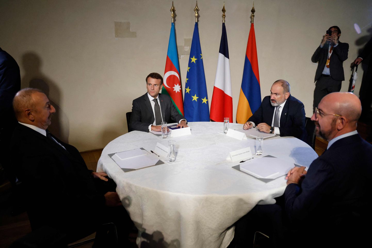 Aserbaidžaani president Ilham Alijev (vasakul), Prantsuse president Emmanuel Macron (vasakult teine), Armeenia peaminister Nikol Pašinjan ja Euroopa Ülemkogu eesistuja Charles Michel Prahas 6. oktoober 2022.