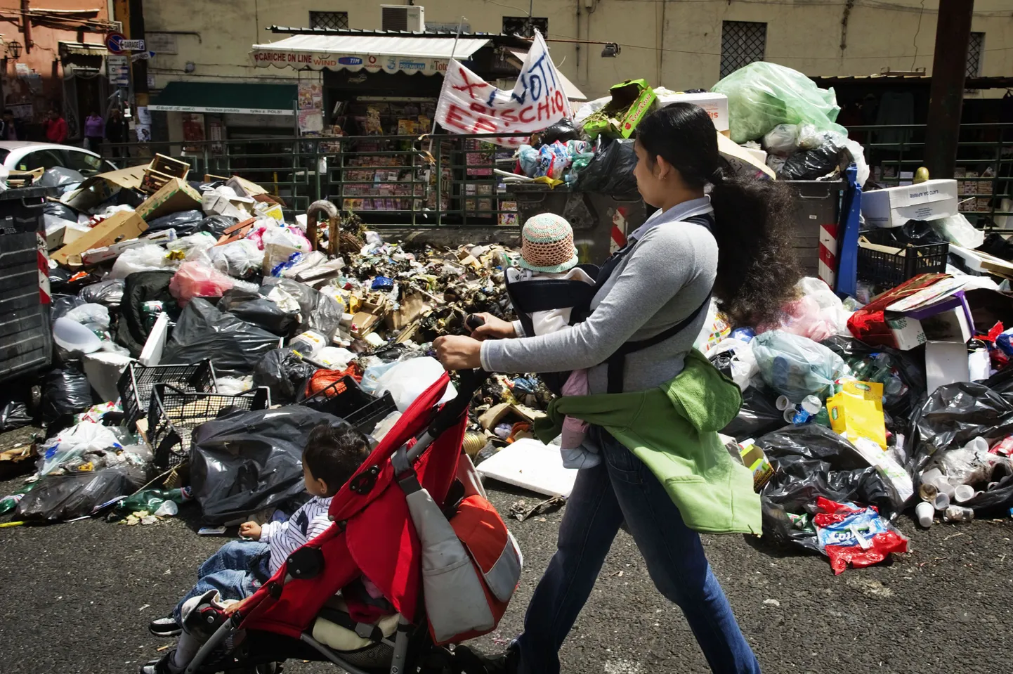 Tavaline vaatepilt Napoli tänaval
