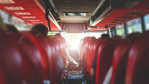 Aculiecinieks palīdz apturēt ļoti stiprā reibumā stūrējošu autobusa vadītāju