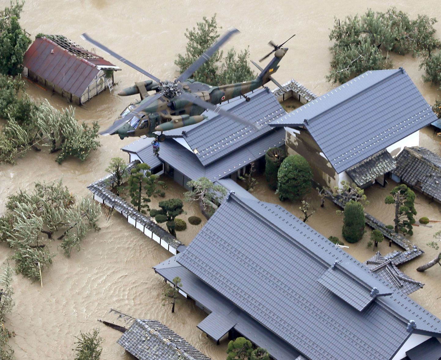 Jaapani sõjaväelased päästmas Naganos inimest, kes jäi tulvade tõttu oma koju lõksu.