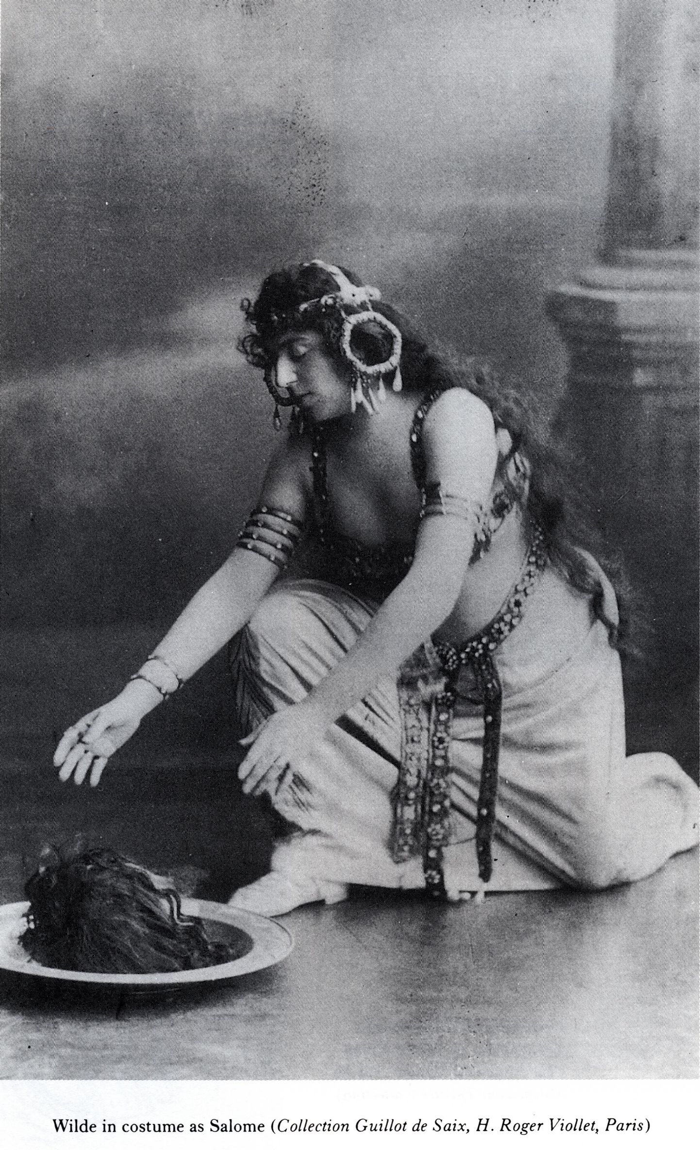 Pilt, millel pikka aega ekslikult arvati olevat Oscar Wilde Salome kostüümis, ehkki tegu on Salome kostüümis Alice Guszalewicziga Richard Straussi ooperis.