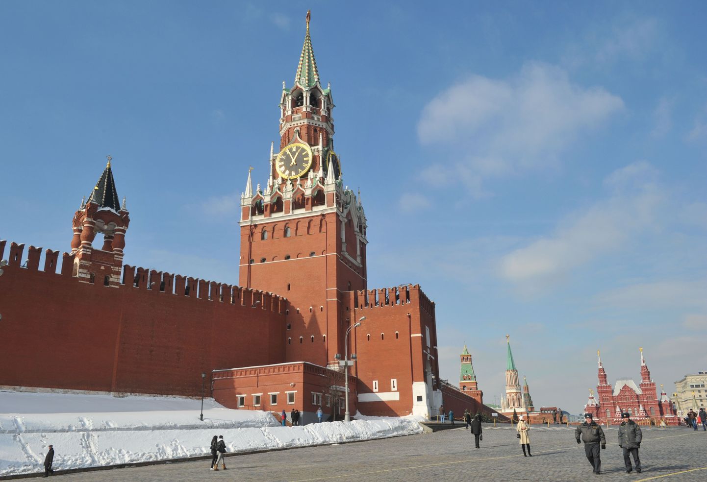 Kremli müür ja tornid Moskva südames.