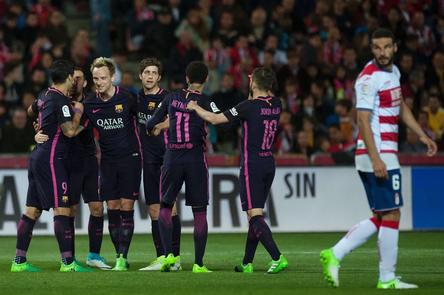 Barcelona jalgpallimeeskond suutis hoolimata Lionel Messi mängukeelust alistada võõrsil liigatabeli eelviimase tiimi Granada.