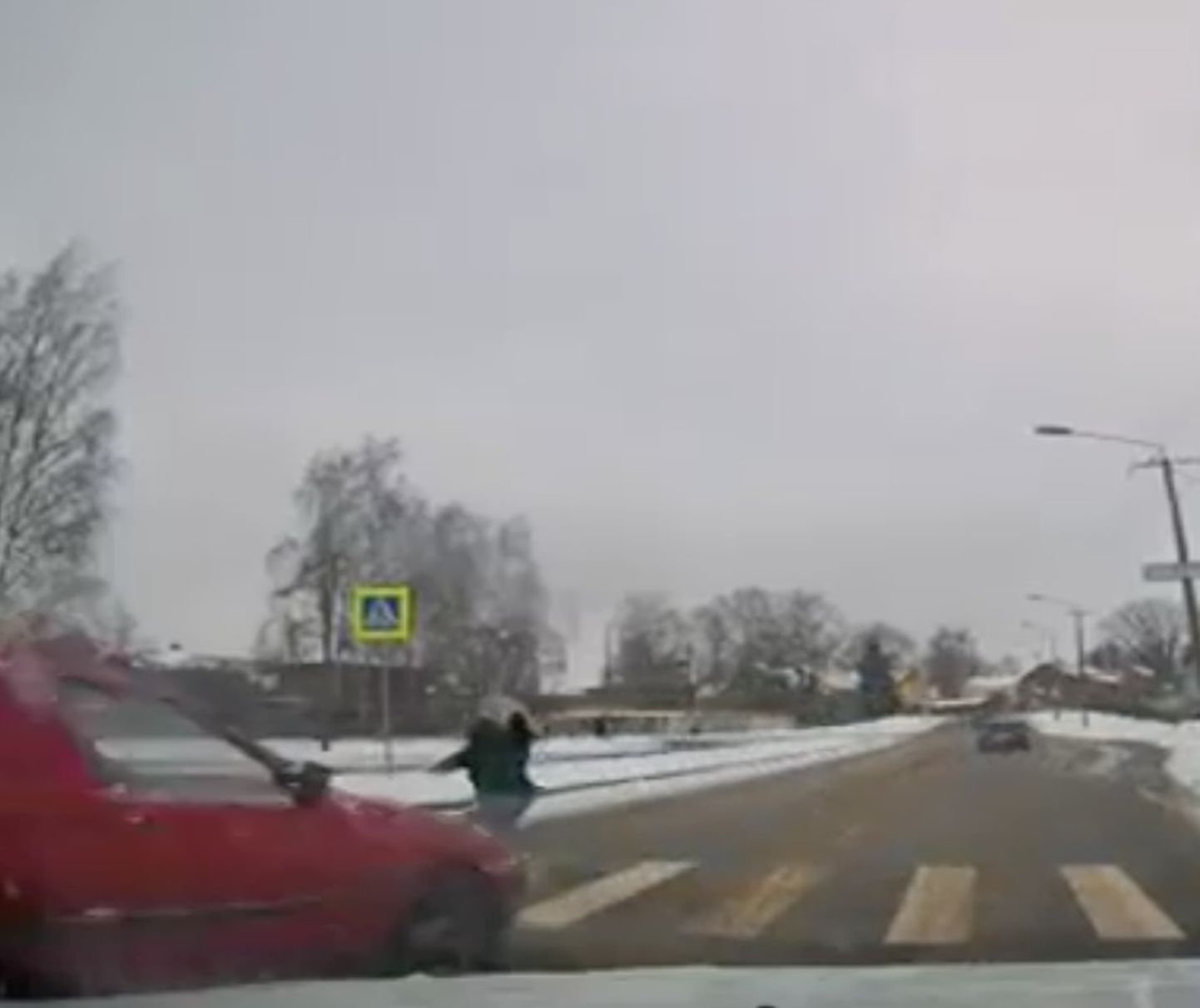 Водитель не уступил дорогу девушке на пешеходном переходе.