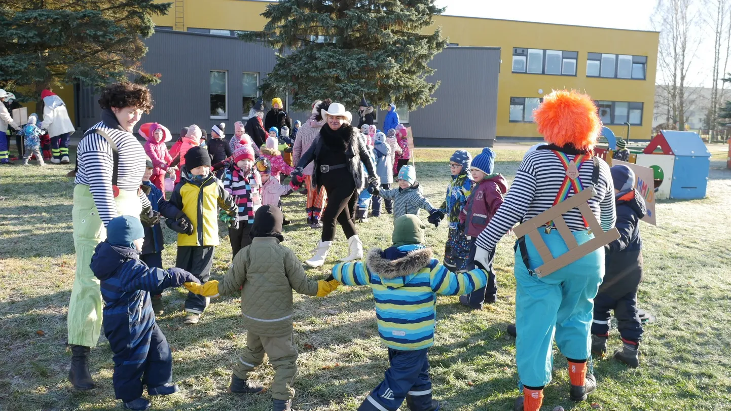 Krõlli lasteaed pidas 40. sünnipäeva tantsude ja lauludega.