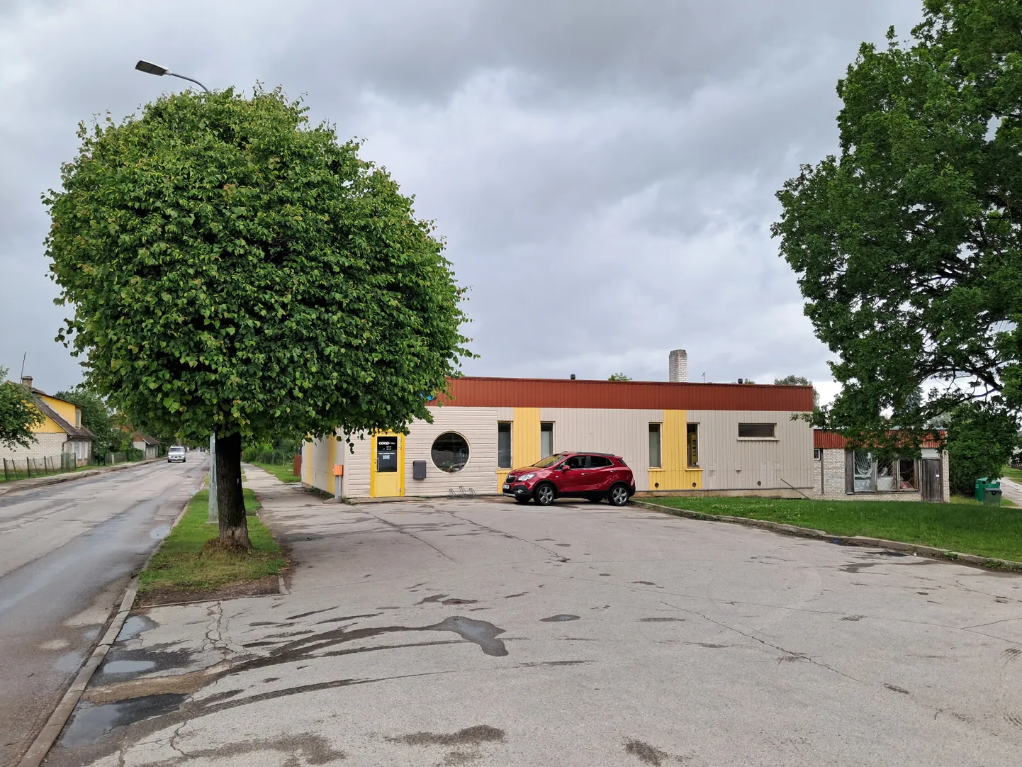 Traagiliselt lõppenud sündmuste jada sai alguse Valgas Võru tänava ääres asuvas Coopi kaupluses, kust surma põhjustamise tõttu kinni peetud mees kohvipaki varastas.