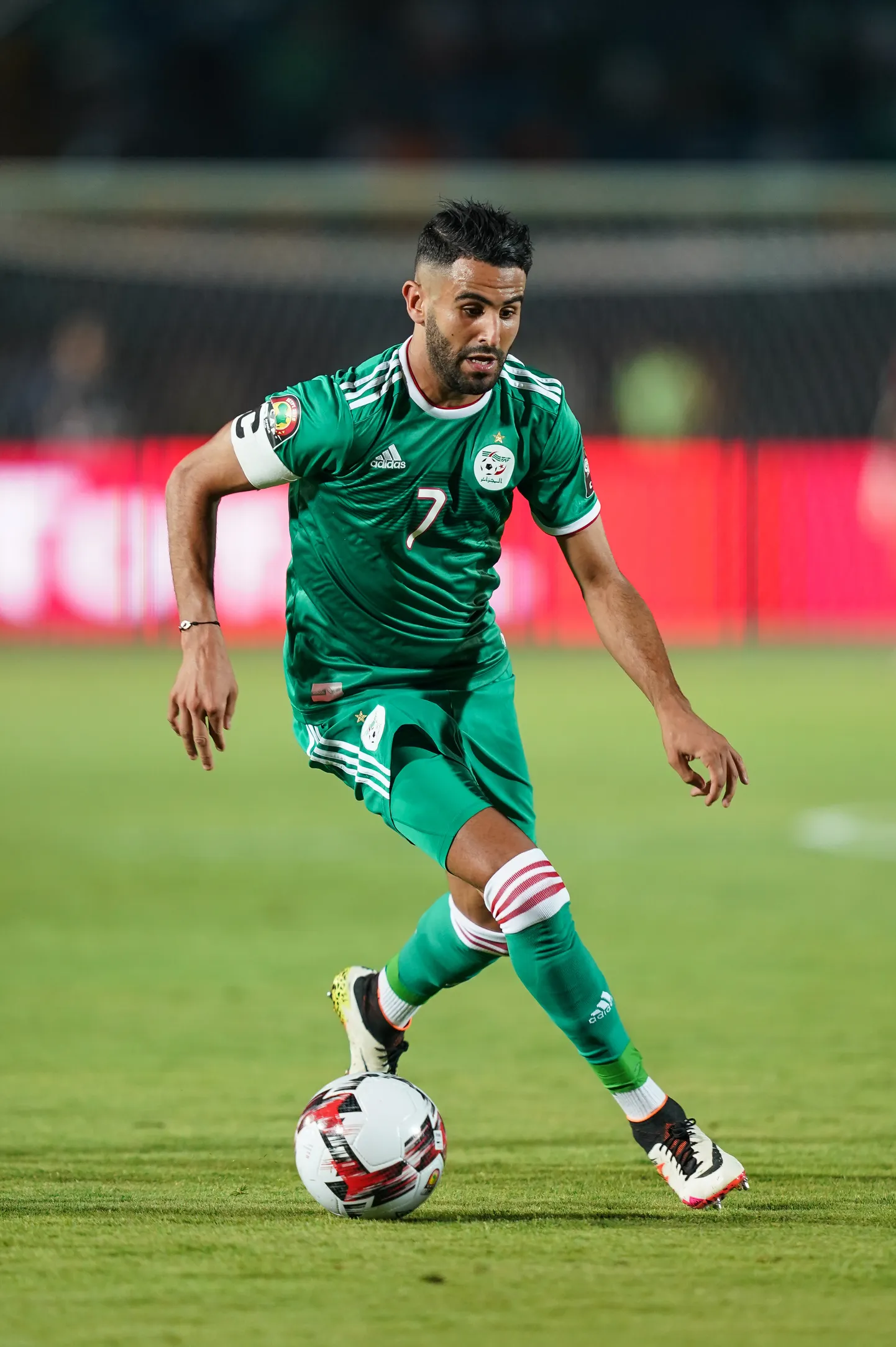 Alžeeria kapten Riyad Mahrez.