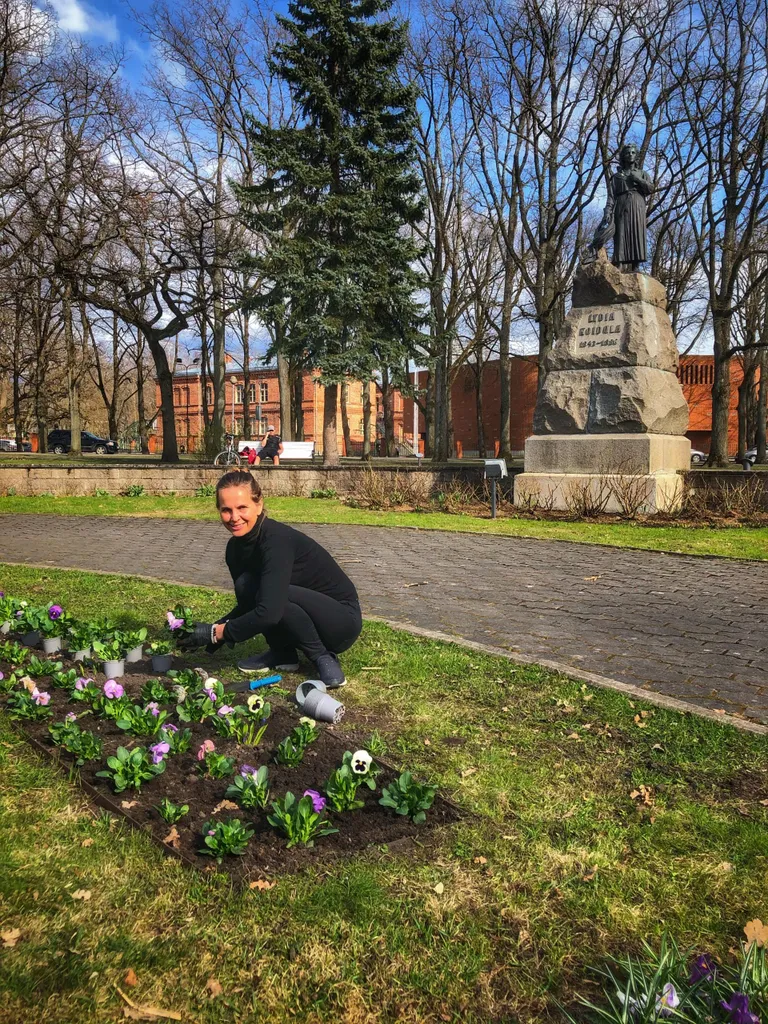 LC Pärnu Koidula naised aitasid Pärnu kesklinna parkidesse õieilu tuua, istutades sinna 1200 taime.