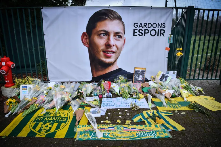 Emiliano Sala mälestuseks toodud lilled treeningkeskuse ees, 25.01.2019.