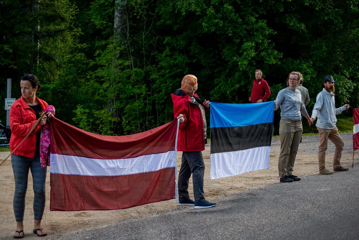 Läti ja Eesti lipp tunamullusel Balti keti mälestusüritusel Lilli-Ungurini piiripunktis.