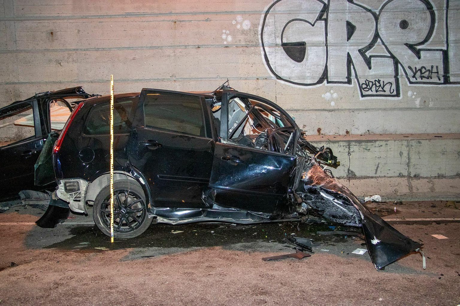 Vastu Papinidu silla tugisammast sõitnud autos jättis elu noor mees.