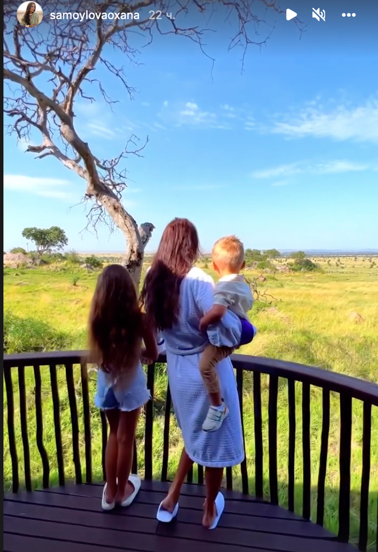 Скриншот из сториз: Оксана Самойлова с детьми в Африке