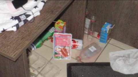 Видео: спрятавшаяся в Maxima девушка устроила ночью праздник с алкоголем и сладостями