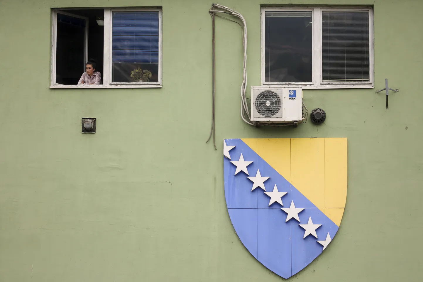 Флаг Боснии и Герцеговины на стене дома