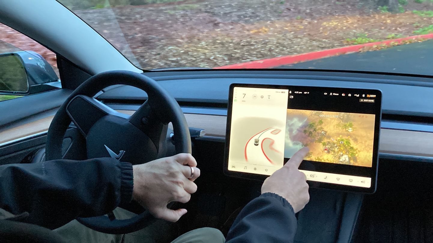 Водитель Tesla играет в видеоигру.