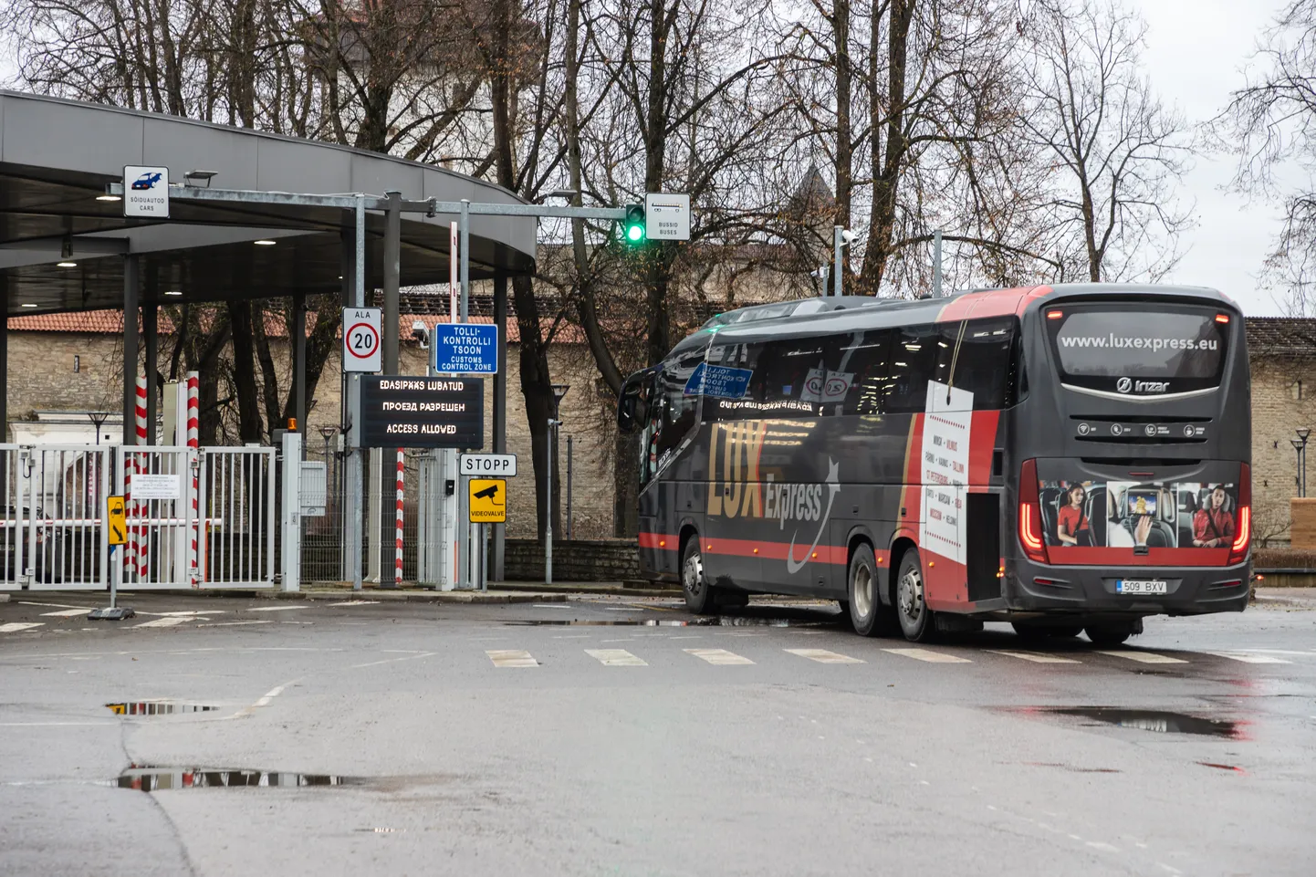 Lux Express buss Eesti-Venemaa piiril 2023. aastal.