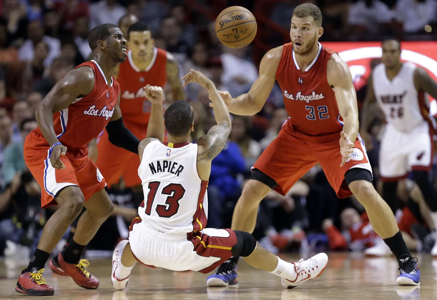 Chris Paul (vasakul) ja Blake Griffin on istuli ehmatanud Miami tagamehe Shabazz Napieri.