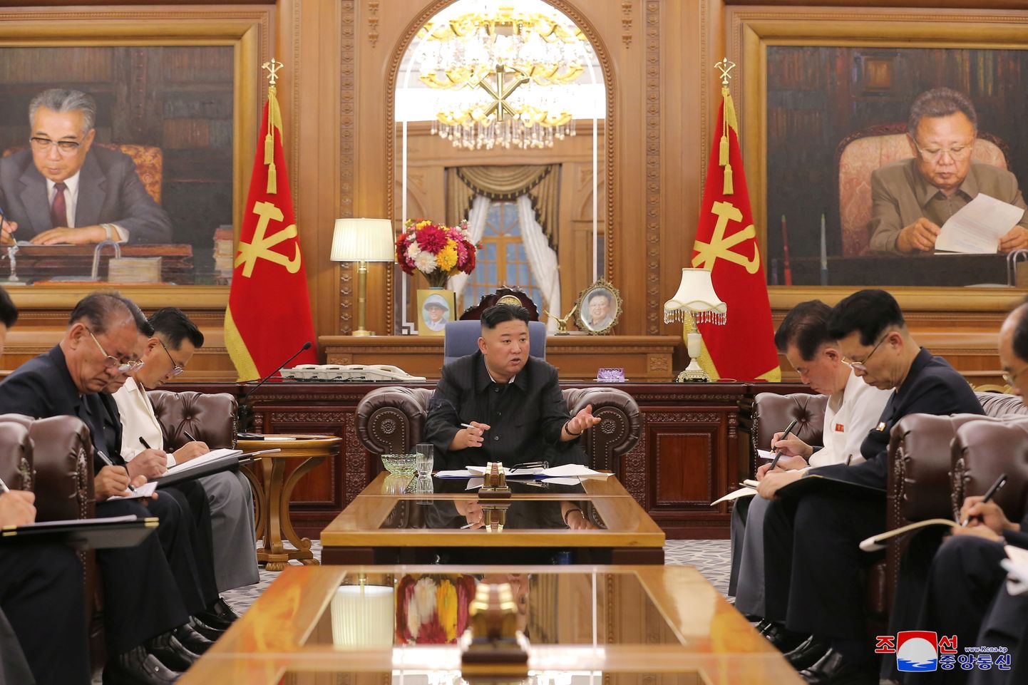 Põhja-Korea liider Kim Jong-un ja selle riigi Töölispartei juhid fotol, mille Põhja-Korea meedia avaldas 8. juunil