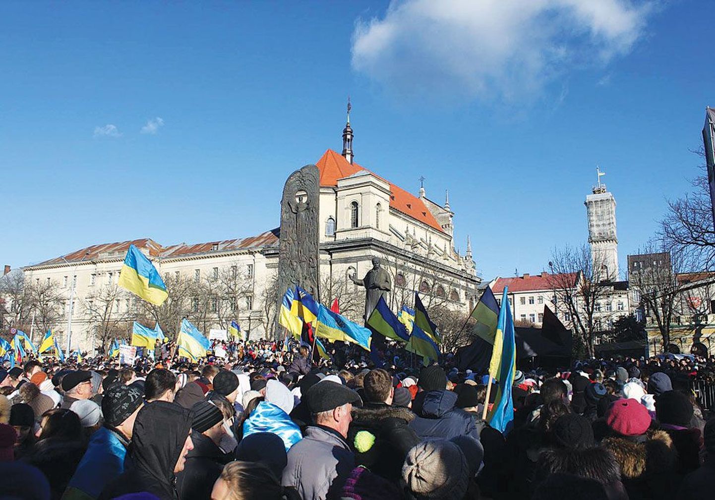 Тысячи людей с желто-голубыми и красно-черными флагами собирались на митинги на Евромайдане.