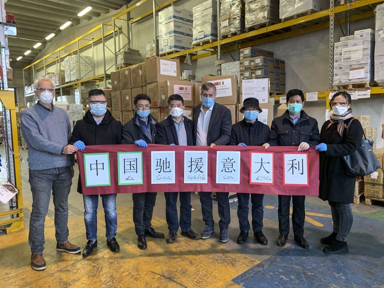 14.märts 2020, Hiina suursaadik Song Xuefeng ja Piedmonti tervisenõunik Luigi Genesio Icardi. 26.4 tonni meditsiinitarbeid on saadetud Zhejiangi provintsist Turinisse.