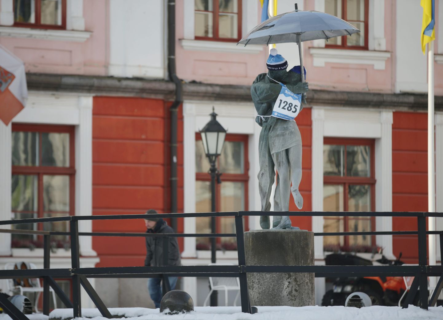 Suudlevaid tudengeid kujutavale skulptuurile on läheneva Tartu suusamaratoni puhul seotud maratoni numbrimärk ja noormehele pähe pandud suusamüts.