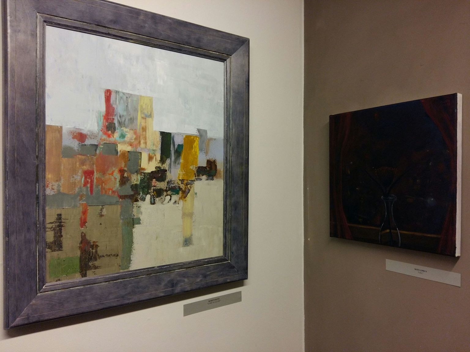 Martti Ruusi "Lumi ja lilled" (vasakul) ning Mati Upruse "Lill" on Mikkeli galerii väljapanekus.