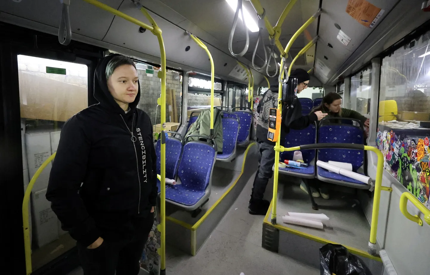 Kersti Joala (paremalt), Reimo Põder ja Sirla kleebivad väikseid pilte ka bussi sisemusse.
