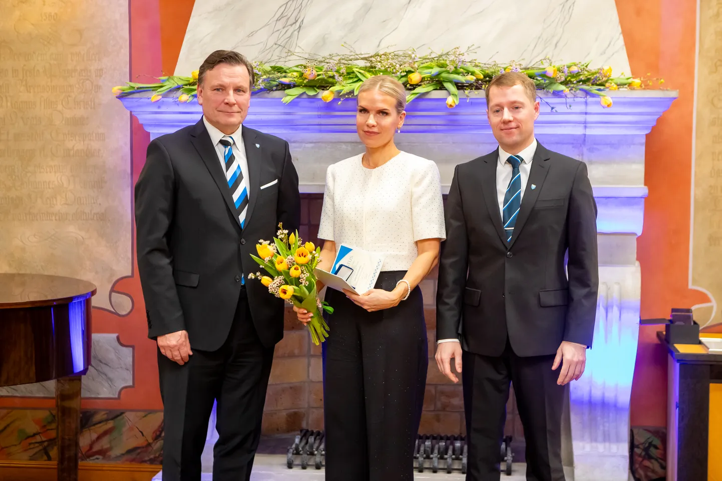 SIIRI RANNAMA pälvis tänavu Saare maakonna teenetemärgi. Teda õnnitlesid Saaremaa vallavolikogu esimees Jaanus Tamkivi ja vallavanem Mikk Tuisk.