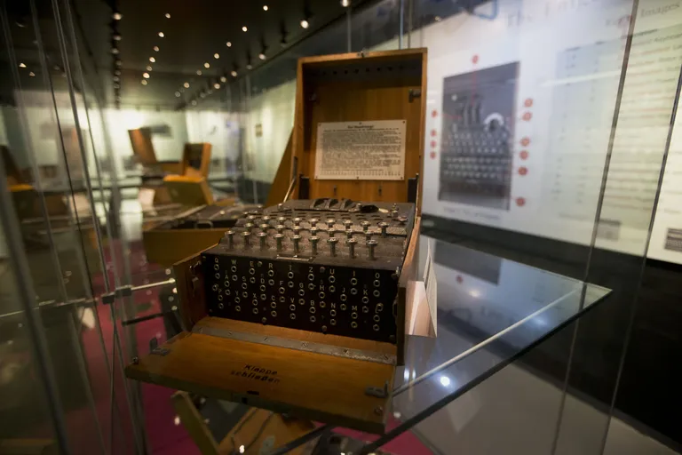 Saksa sõjaväe šifreerimismasin Enigma Inglismaal Bletchley Parki muuseumis. Foto: Scanpix