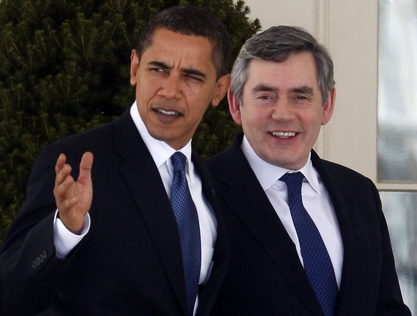 USA president Barack Obama ja Briti peaminister Gordon Brown kõndimas läbi Valge Maja sammaste vahelt.