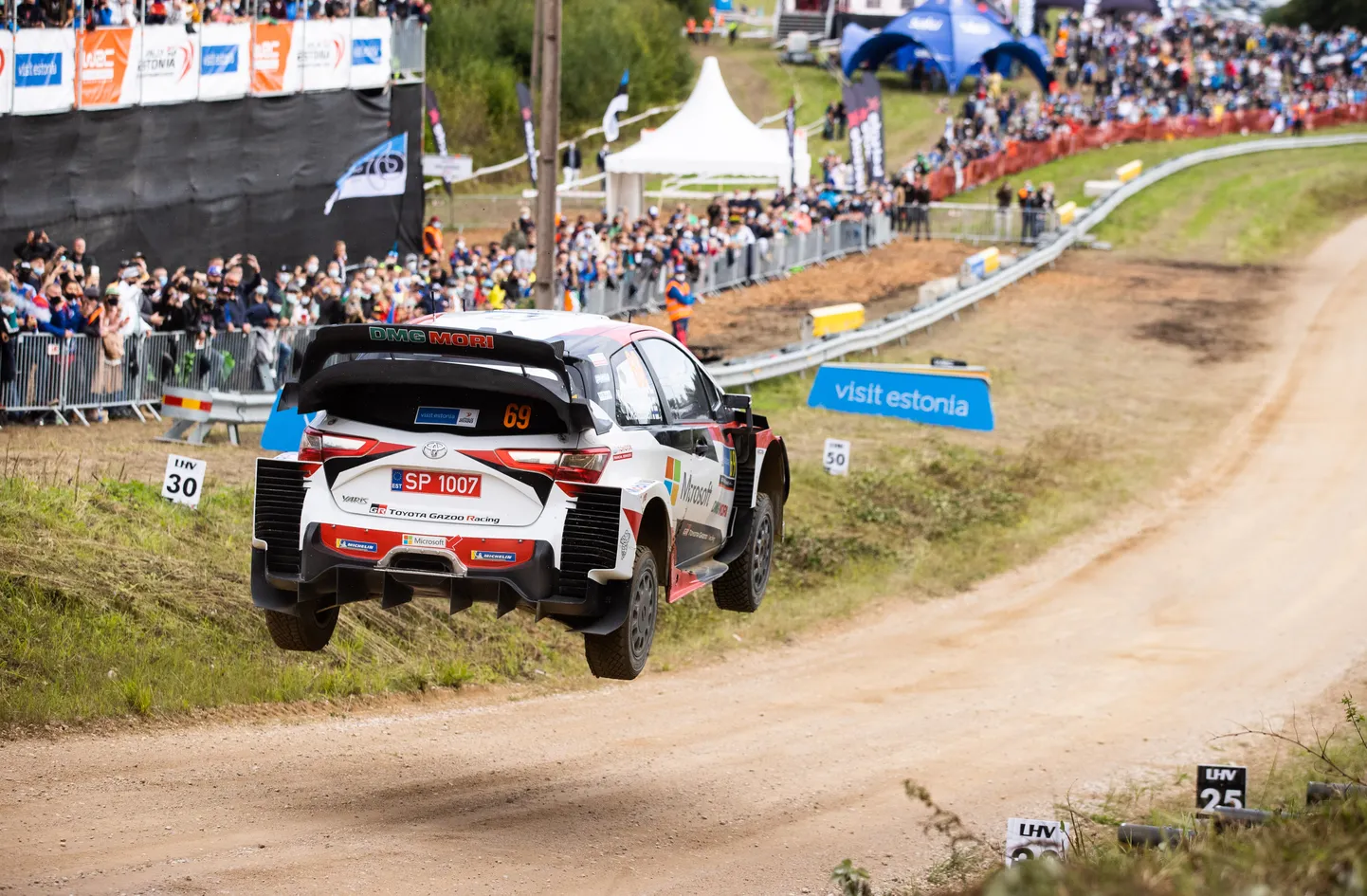 Kui tavalistel rallidel muretsevad sõitjad fännide pärast, siis Safaris valutatakse südant loomade pärast. Pildil Kalle Rovanperä stiilinäide Rally Estonialt.