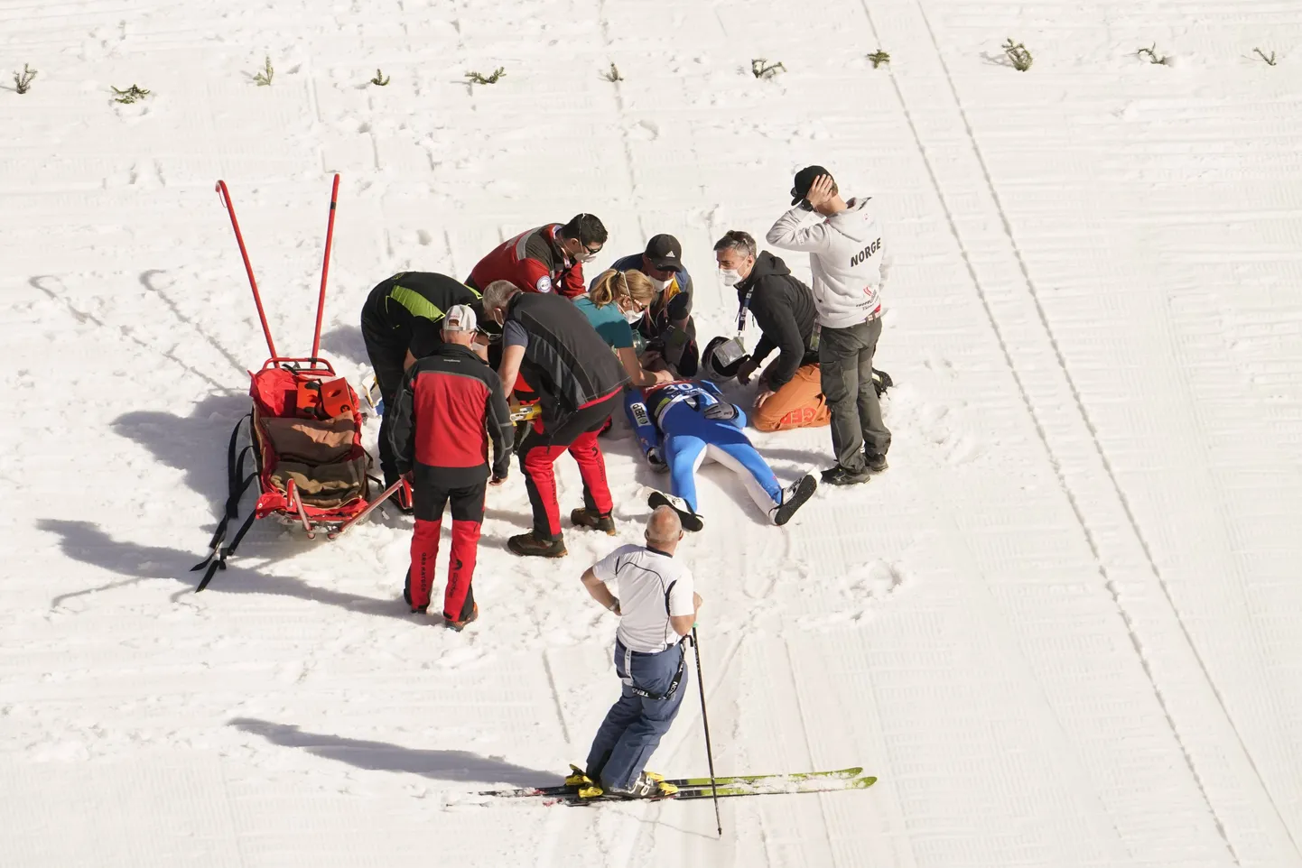 Олимпийский чемпион из Норвегии Даниэль-Андре Танде потерял сознание после неудачного приземления на разминке этапа Кубка мира по прыжкам на лыжах с трамплина.