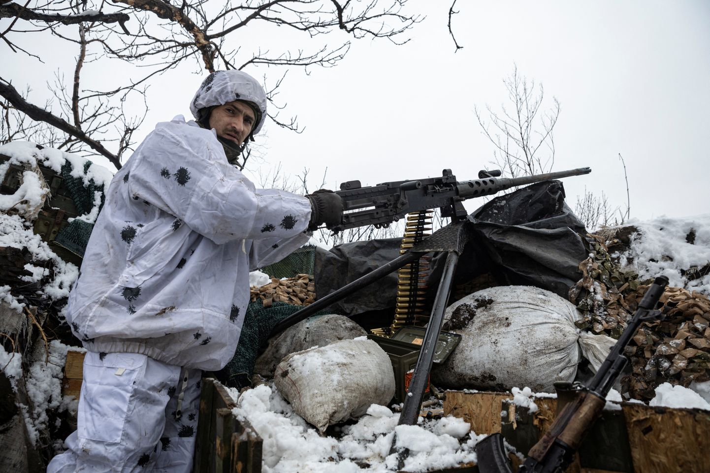 Украинский военнослужащий на позициях близ Марьинки.