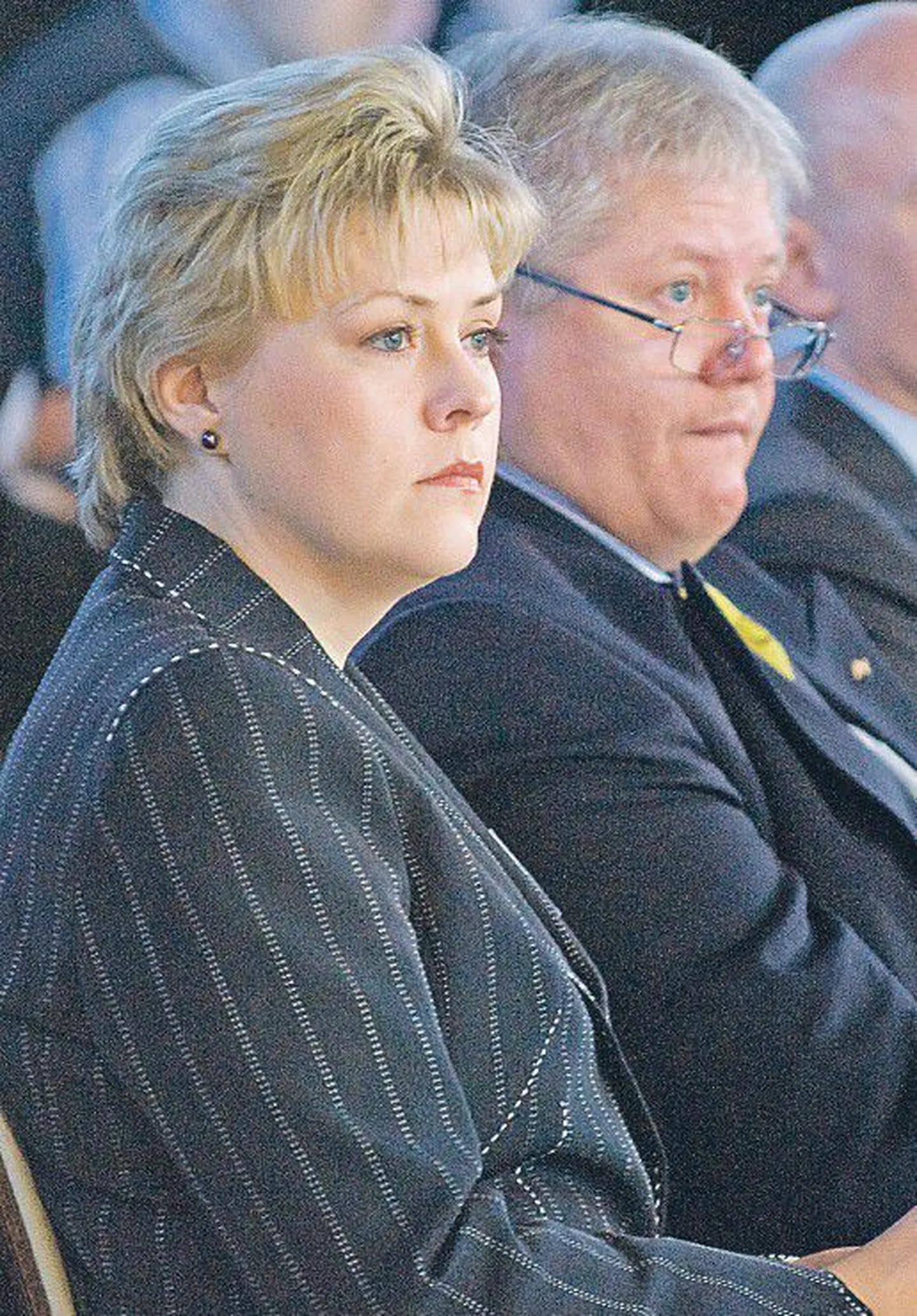 Когда в январе 2008 года обсуждался новый Закон о трудовом договоре, министр юстиции Рейн Ланг и тогдашний министр социальных дел Марет Марипуу пообещали, что скоро появится новый Закон о публичной службе, который упразднит несправедливую разницу между пособиями госслужащих и работников частного сектора.