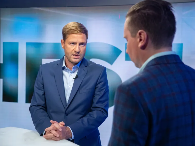 KredExi juhi kohalt lahkuv Lehar Kütt Postimehe otsesaates.