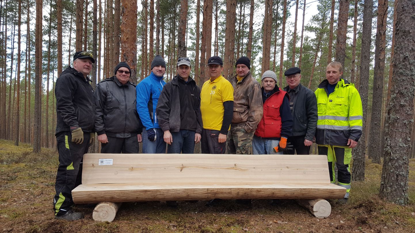 Häädemeeste lõviklubi liikmete meisterdatud toekad puitpingid leidsid koha Häädemeeste kiriku aias ja Rannametsa-Tolkuse loodusõpperajal.
