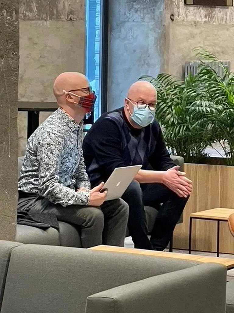 Mart Juur (paremal) ja Mart Normet Postimehe meediamaja fuajees.