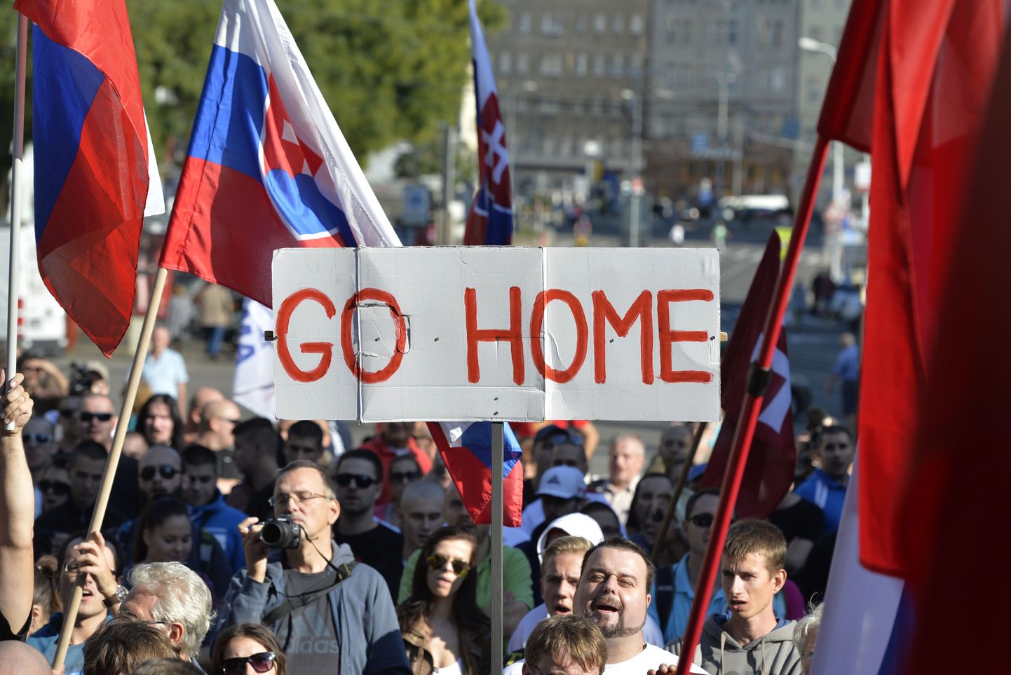 «Minge koju» kuulutab immigratsiooni- ja islamivastaste meeleavaldajate plakat mullu septembris Slovakkia pealinnas Bratislavas toimunud meeleavaldusel.