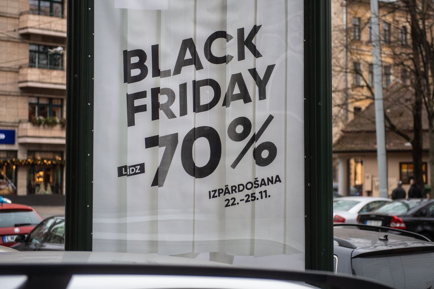 Реклама Black friday на улицах Риги
