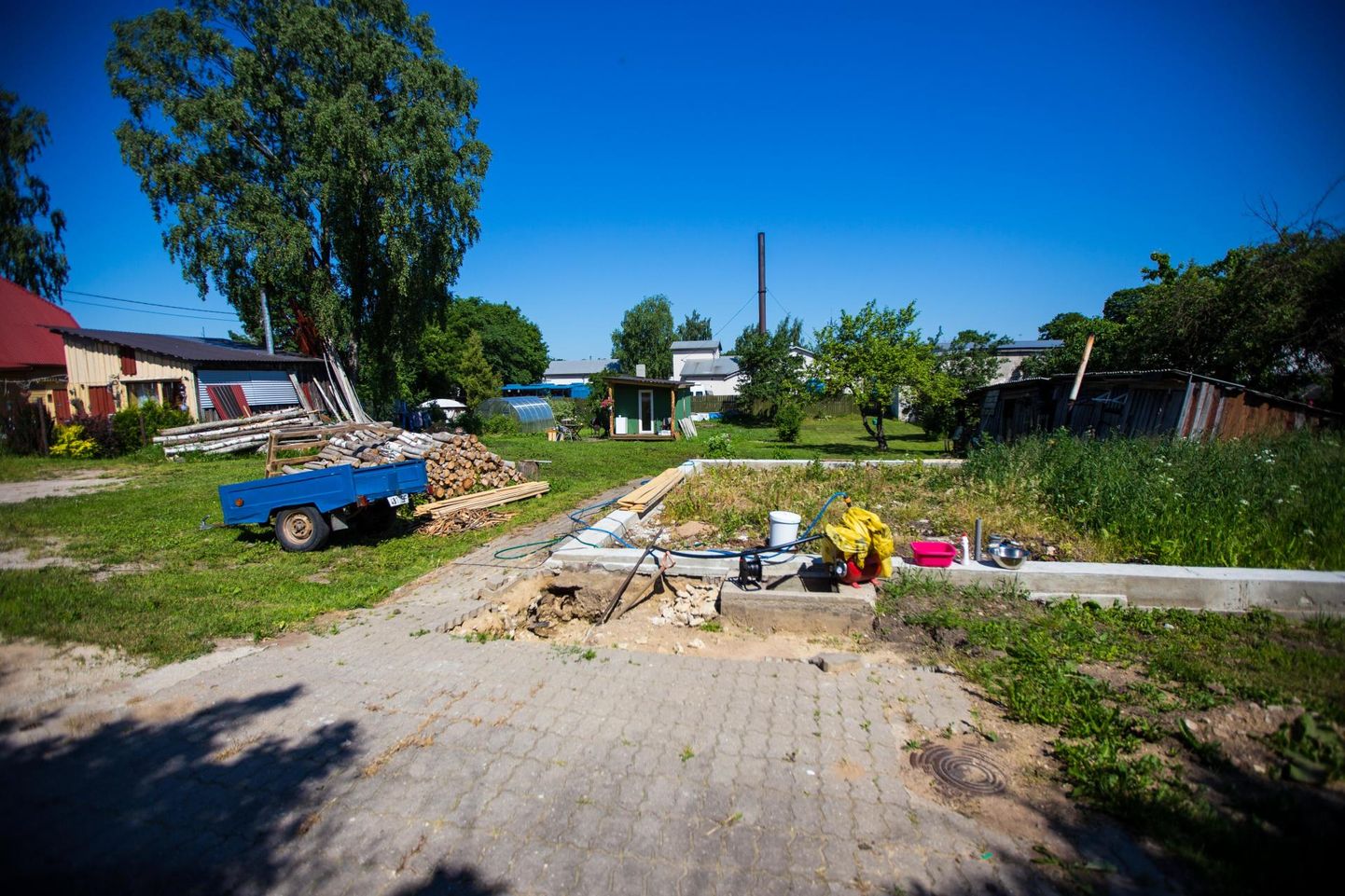 Eelmisel aastal mõned päevad enne jaanipäeva jäi üks Rakveres Tartu tänaval elanud perekond hetkega oma kodust ja varast ilma. Täna on sinna kerkinud väike suvila moodi majake. Plaane on veel.