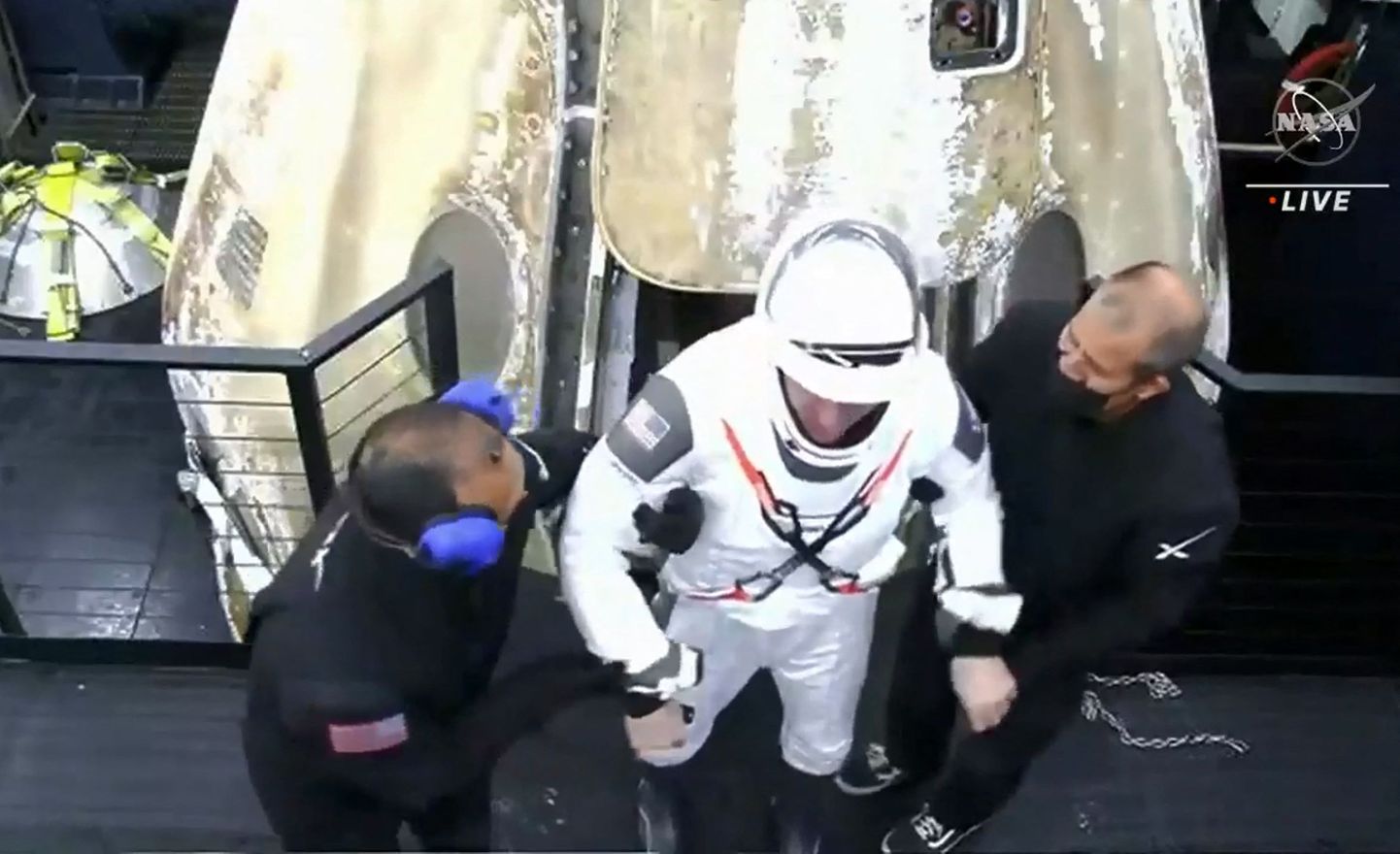 "SpaceX" astronauts izkāpj no kosmosa kuģa pēc 167 dienu misijas Starptautiskajā kosmosa stacijā
